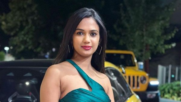 హాట్ షోతో హీటెక్కిస్తున్న అరియానా గ్లోరి.. పై నుంచి ఎద అందాలు చూపిస్తూ!