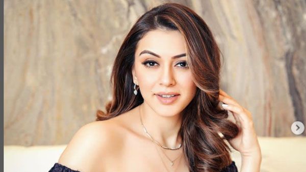 బాత్‌టబ్‌లో బట్టలు లేకుండా హన్సిక: బాడీ షోతో బాగా తెగించేసిందిగా!