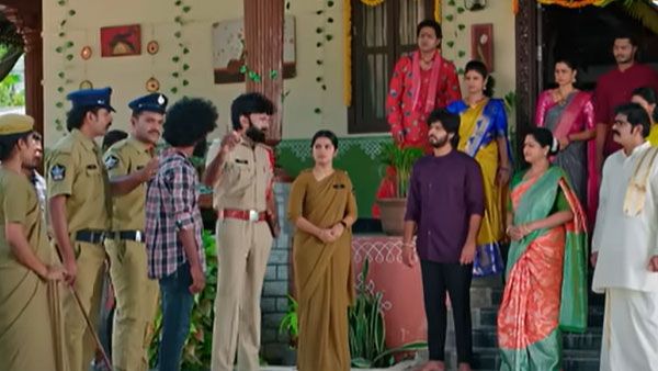 Janaki Kalaganaledu April 11th: మనోహర్ ప్లాన్ వలన చిక్కుల్లో పడిన రామ.. టైమ్ చూసి కొట్టిన మల్లిక