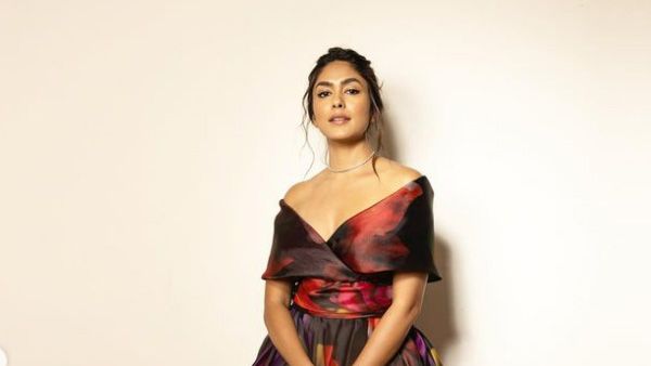 జారుతున్న డ్రెస్సులో సీతా రామం బ్యూటి.. మళ్లీ అవే కనిపించేలా హాట్ షో!