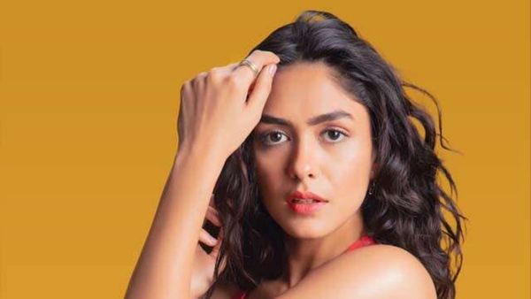 Mrunal Thakur: బికినీతో మరో బాంబ్ పేల్చిన సీతారమం బ్యూటీ.. ఈ స్థాయిలో ఊహించి ఉండరు..