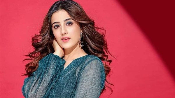 అందాల ప్రదర్శనలో అక్కని మించిపోయిన నుపూర్ సనోన్.. ఆమెను ఇలా చూస్తే స్టన్ అవ్వాల్సిందే!