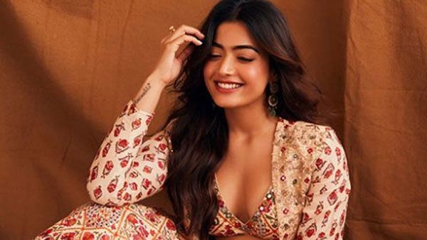 అలాంటి డ్రెస్సులో రష్మిక మందన్నా ఘాటు షో.. ఎద కనిపించేలా పోజులు!