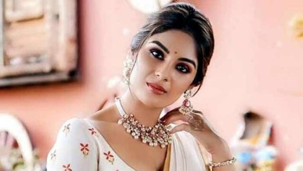 స్పోర్ట్స్ బ్రాలో షాకిచ్చిన సార్ హీరోయిన్: ఎద, నాభి అందాలతో అరాచకంగా!