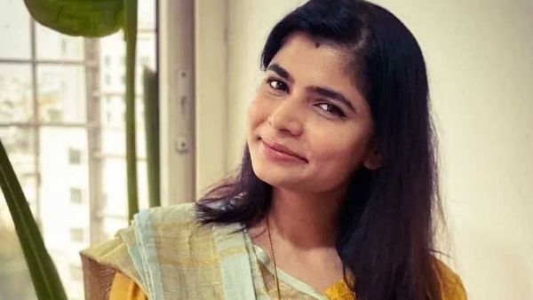 జాకెట్ లేకపోవడమే మన కల్చర్.. బొక్కలో సలహాలు వద్దు.. మళ్లీ షాక్ ఇచ్చిన సింగర్ చిన్మయి