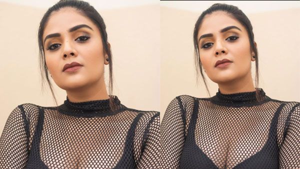 యాంకర్ శ్రీముఖి ఓవర్ డోస్ హాట్ షో.. ఎద గ్యాప్‌ను ఇలా కూడా చూపిస్తారా!