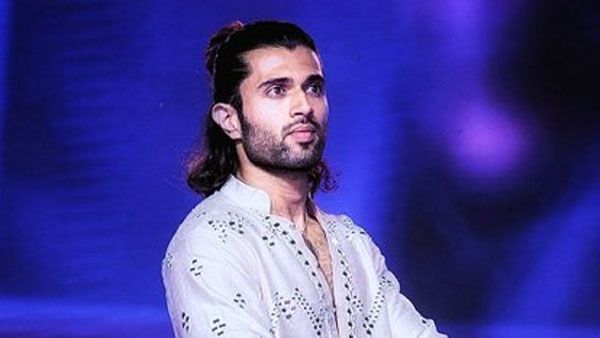 విజయ్ దేవరకొండతో నిర్మాత ఎఫైర్.. తనతో పడుకోవాలని బలవంతం: సంచలనంగా మారిన ట్వీట్