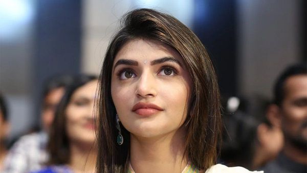 హీరోయిన్ శ్రీలీల పరువు తీసేసిన హైపర్ ఆది.. తండ్రి డ్రింకింగ్ గురించి చెబుతూ ఘోరంగా!