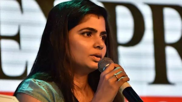 మీ పార్టీతో సంబంధం ఉన్న ఆ రైటర్ వేదించాడు.. చర్యలు తీసుకోండి.. సీఎంకు చిన్మయి కంప్లైంట్