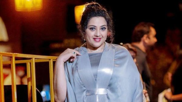 Meena Saagar: 46 ఏళ్ళ వయసులో గ్లామర్ తో కిక్కిచ్చేలా మీనా స్టిల్.. ఎవరైనా సరే ఫిదా అవ్వాల్సిందే