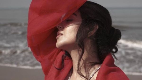 బిగ్ బాస్ మోనాల్ ఎద అందాల విందు: టైటానిక్ రోజీలా.. సై**లు బాగున్నాయ్ అంటూ!