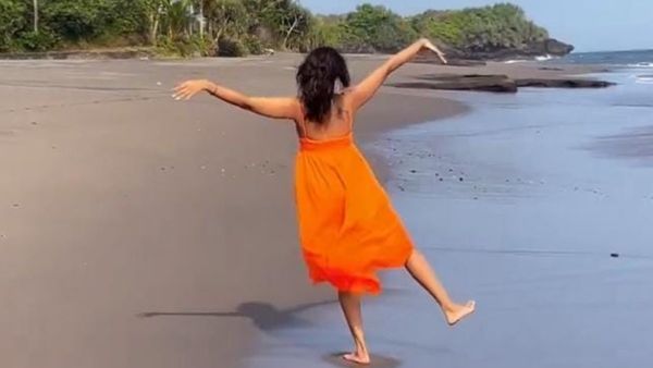 Niharika Konidela: బీచ్‌లో షాక్ ఇచ్చిన నిహారిక కొణిదెల.. ఎవరినీ పట్టించుకోకుండా క్లీవేజ్ షో