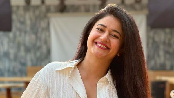 అతి చిన్న నిక్కరులో పూనమ్ బజ్వా ఫ్రీ షో: 38 ఏళ్లలోనూ బికినీకి మించి ఓవర్ ఎక్స్‌పోజింగ్!