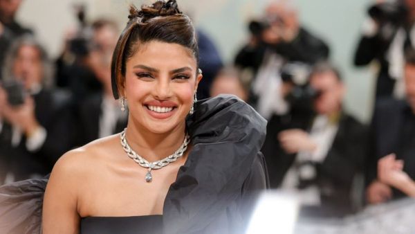 Priyanka Chopra neckless Price ప్రియాంక చోప్రా నెక్లెస్ ధర ఎన్ని వందల కోట్లంటే? మెట్ గాలాలో గ్లోబల్‌స్టార్ హవా