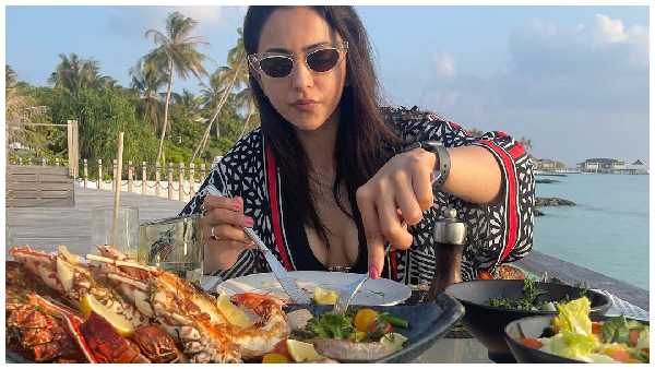 Rakul Preet Singh: విందును ఆస్వాదిస్తున్న రకుల్.. కానీ కుర్రాళ్ళకు మాత్రం కనువిందు.. షాకింగ్ క్లీవేజ్ షో!