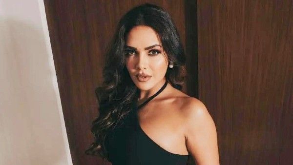 Esha Gupta: మినీ బికినీలో ఈషా ఘాటైన అందాలు.. లిఫ్ట్‌లోనే అలాంటి స్టిల్!