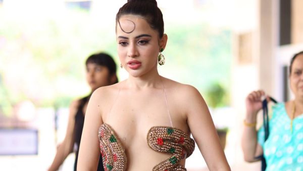 పైన ఏం లేనట్లే బిగ్ బాస్ భామ ఓపెన్ షో.. సైడ్ నుంచి మొత్తం చూపిస్తూ!