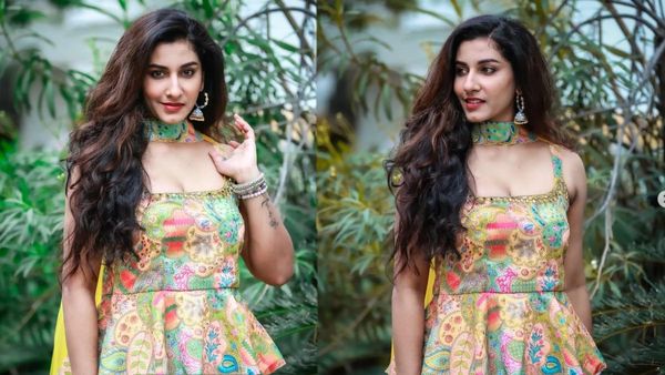 యాంకర్ విష్ణుప్రియ క్లీవేజ్ షో: ఊరించే ఫోజులతో టెంప్ట్ చేసేలా!