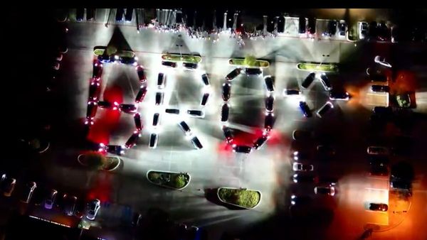 Bro: అమెరికాలో పవన్ కల్యాణ్ క్రేజ్.. వాటితో కళ్లు చెదిరేలా లైట్ షో 'బ్రో'