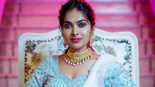 బిగ్ బాస్ దివి అందాల ఊచకోత.. చున్నీ పక్కకు జరిపి మరి ఘాటు పోజు