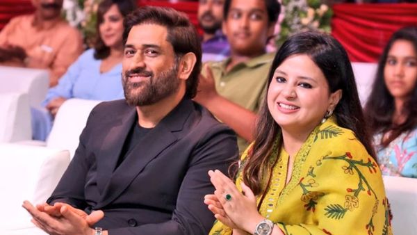 MS Dhoni భార్యపై భారీగా సెటైర్లు.. ఇద్దరు భార్యలు అంటూ.. ఫుల్ ఫన్‌తో ఎంఎస్ ధోని స్పీచ్!