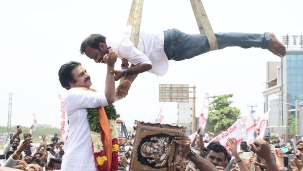 కమల్ హాసన్ టైపులో పవన్‌‌కు పూలమాల వేసిన ఫ్యాన్.. ఇదెక్కడి స్వాగతం బ్రో (వీడియో)