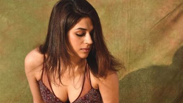 అతి చిన్న హాట్ డ్రెస్‌లో శ్రద్దా దాస్: ఎద నుంచి థైస్ వరకూ ఓపెన్ షో