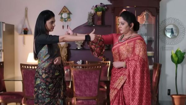 Intinti Gruhalakshmi: పగక గదిలో రెచ్చిపోయిన దివ్య.. అత్తతో ఛాలెంజ్.. ఇంట్లో నుంచి వెళ్లిపోతా అంటూ!