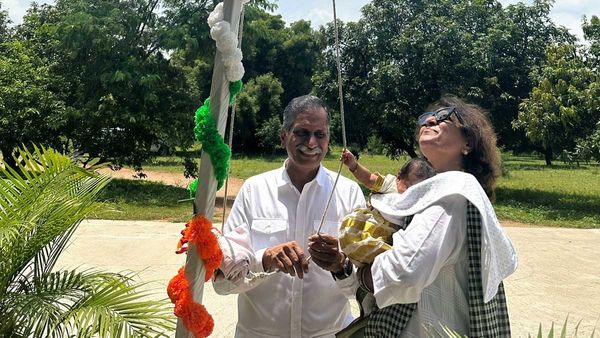 Klin Kaara: కూతురు ఫస్ట్ ఫొటో షేర్ చేసిన ఉపాసన.. 2 నెలలకే జాతీయ జెండాను ఎగరేస్తూ!