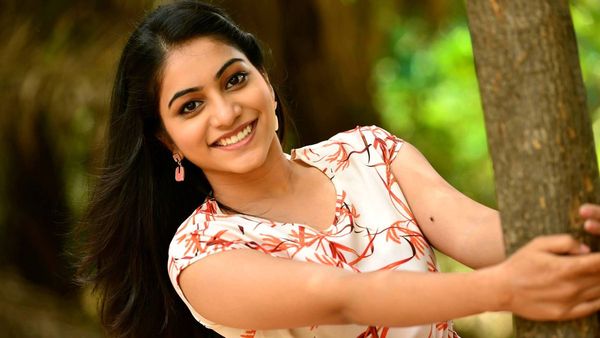 బిగ్ బాస్ పునర్నవి అందాల ప్రవాహం: అదేంటి ఇంతలా తెగించేసింది?