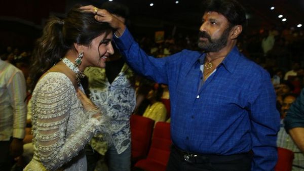 Sreeleela: లవ్ ప్రపోజల్స్‌పై శ్రీలీల ఓపెన్... బాలయ్య గురించి అప్పుడే చెప్తానంటూ..