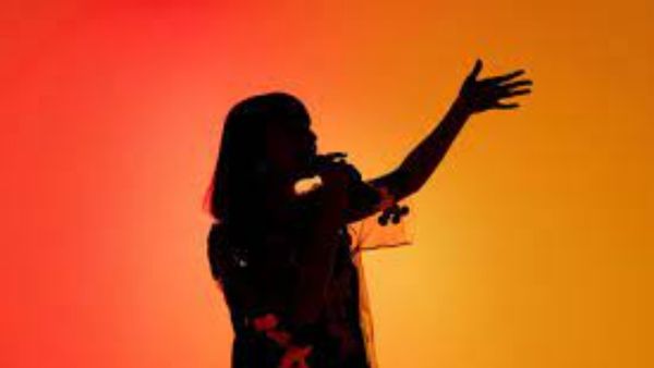 ప్రముఖ సింగర్‌కి రెండో పెళ్లంటూ ప్రచారం... ఆ ఫోటోస్ వెనుక అసలు కథ ఇదా?