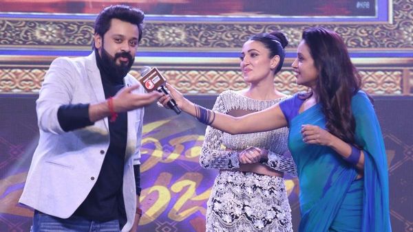 యాంకర్ సుమను సన్నీలియోన్‌తో పోల్చిన మ్యూజిక్ డైరెక్టర్ ..నేహా శెట్టిని లాగుతూ హాట్ కామెంట్స్!