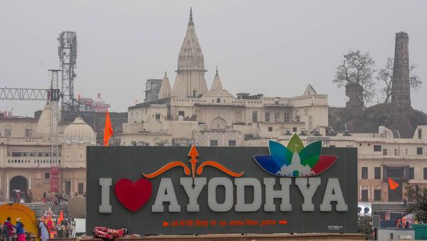Ayodhya Ram Mandir: అయోధ్యలో సినీ తారలు.. టాలీవుడ్‌ నుంచి ముగ్గురు స్టార్లు.. ఇంకా ఎవరు వెళ్లారంటే!
