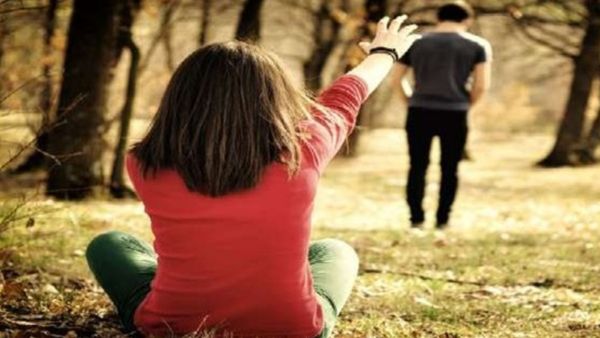 50 ఏళ్ల హీరోయిన్‌తో కుర్ర హీరో డేటింగ్.. ఎట్టకేలకు 17 ఏళ్లకు బ్రేకప్.. ఇప్పుడిదే హాట్ టాపిక్!