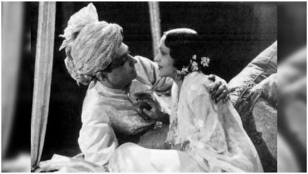 Kiss Day సుదీర్ఘమైన లిప్‌లాక్ చేసిన హీరోయిన్ ఎవరో తెలుసా? 90 ఏళ్ల రికార్డుకు దగ్గరగా కత్రినా, మల్లికా, కరిష్మా