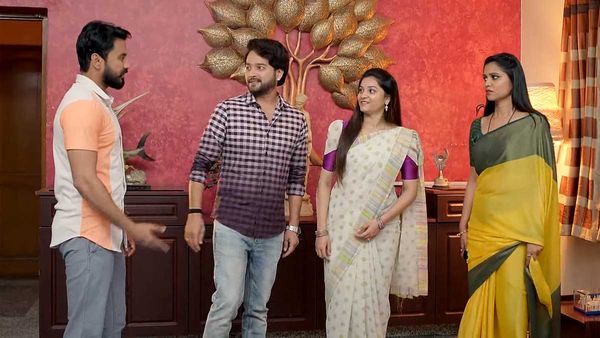 Krishna Mukunda Murari: వాళ్లకు నిజం చెప్పాలని ముకుంద నిర్ణయం.. ఫోన్‌లో పేరుతో కృష్ణకు అనుమానం