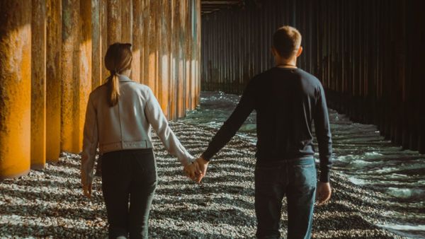 టాప్ హీరోయిన్‌తో నిర్మాత రొమాన్స్.. రెడ్ హ్యాండెడ్‌గా ఇద్దరిని రూమ్‌లో పట్టుకొన్న భార్య!