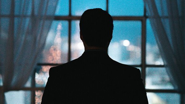 ఒకప్పుడు స్టార్ హీరో‌కు షూస్ మోసిన అసిస్టెంట్‌.. ప్రస్తుతం 100 కోట్లు తీసుకొనే సూపర్‌స్టార్ ఎవరో తెలుసా?