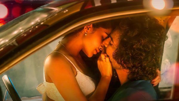 100 మంది చూస్తుండగా కారులో లిప్‌లాక్ సీన్.. ఆ ప్లేస్‌లో తీవ్రమైన గాయాలు.. అనుపమ పరమేశ్వరన్