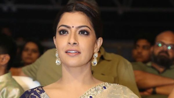 ప్రెగ్నెన్సీ సీక్రెట్ బయట పెట్టిన వరలక్ష్మి.. అనుకోకుండానే జరిగిపోయింది అంటూ!