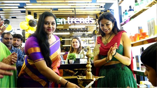 42 ఏళ్ల వయసులో నమిత లేటేస్ట్ ఫిగర్ చూశారా? అబ్బో బ్యూటీ అలా అయిపోయిందేమిటి?