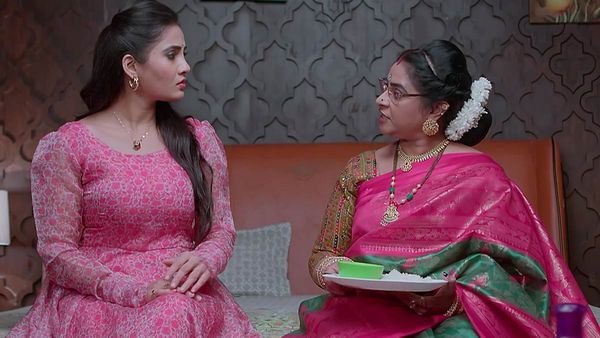 Karthika Deepam May 15th Episode: అలా చేస్తే కార్తీక్‌తో పెళ్లి.. జ్యోత్స్నను ట్రాప్‌లో పడేసిన పారిజాతం!