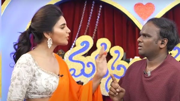 నడుము చూపించు.. ఇంత పొట్టి బట్టలా? ఇమ్ము నోటి దూల.. స్టేజి మీద ఏడ్చేసిన జబర్దస్త్ వర్ష!