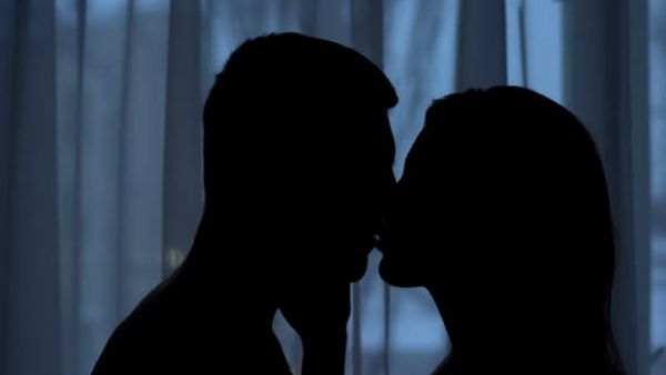 ఇక్కడ ఎంతో పద్దతిగా.. అక్కడ మాత్రం హీరోతో మితిమీరిన రొమాన్స్, లిప్ లాక్స్.. ఆ హీరోయిన్ ఎవరంటే!