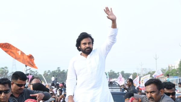 పవన్ గెలిస్తే.. నా భర్త రిక్షా తొక్కిన డబ్బుతో ఊరందరికి పార్టీ.. పిఠాపురం మహిళకు బేబీ నిర్మాత బంపర్ ఆఫర్!