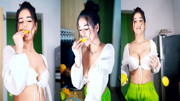 మామిడికాయలతో పూనమ్ పాండే రొమాంటిక్ గా.. వీడియో వైరల్