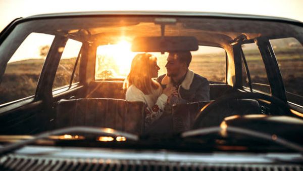 హీరోయిన్లను హీరోలు ఎలా ట్రాప్ చేస్తారంటే?..కారులో మరో అమ్మాయితో.. బయటపెట్టిన అగ్ర నటి