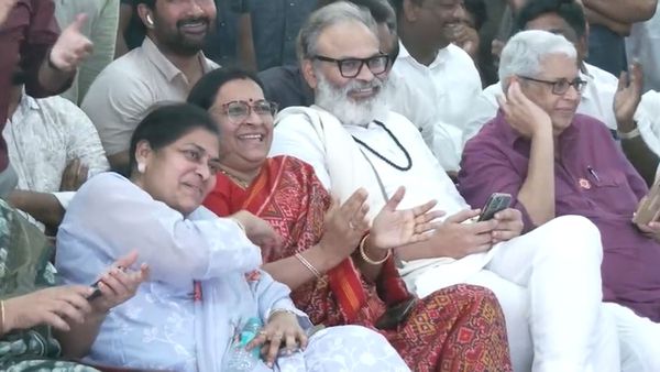 10 ఏళ్ల నిరీక్షణకు దక్కిన అపూర్వ విజయం .. పవన్ ‌గెలుపుతో మెగా ఫ్యామిలీ కంటతడి