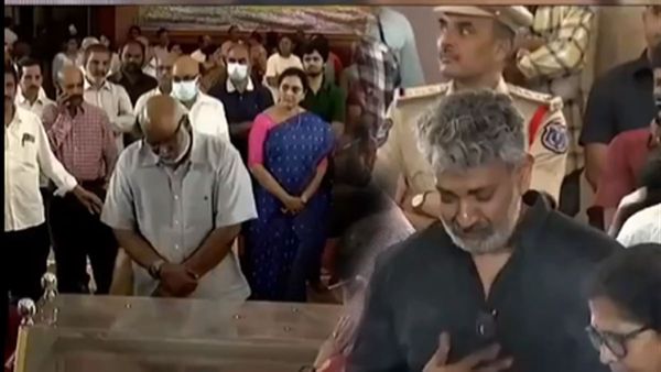 రామోజీ పార్ధీవదేహం వద్ద రాజమౌళి కంటతడి.. భోరున విలపిస్తూ శ్రద్దాంజలి!